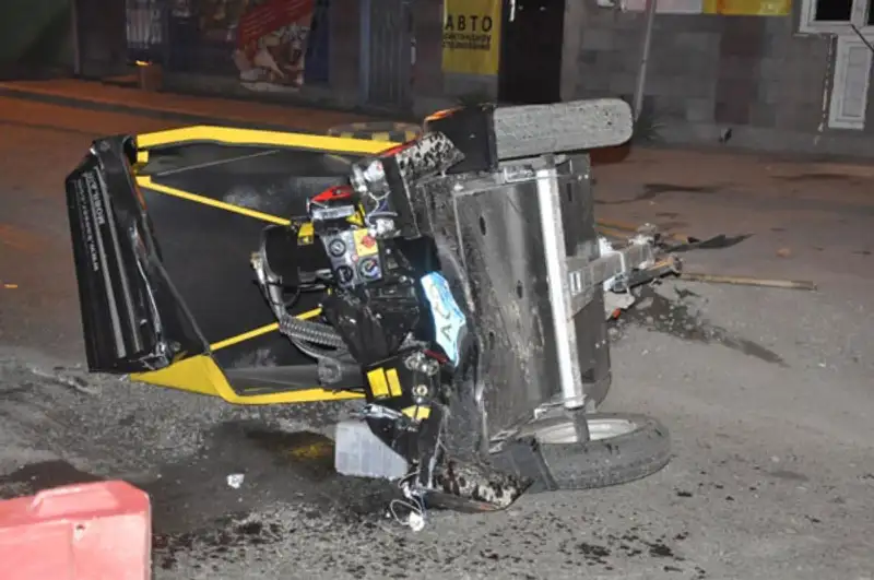 В Алматы пьяный водитель сбил четверых дорожных рабочих, один погиб, фото - Новости Zakon.kz от 08.04.2013 18:58