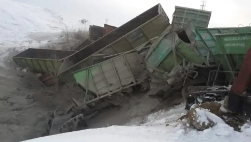 Поезд с цементом сошел с рельсов в ВКО