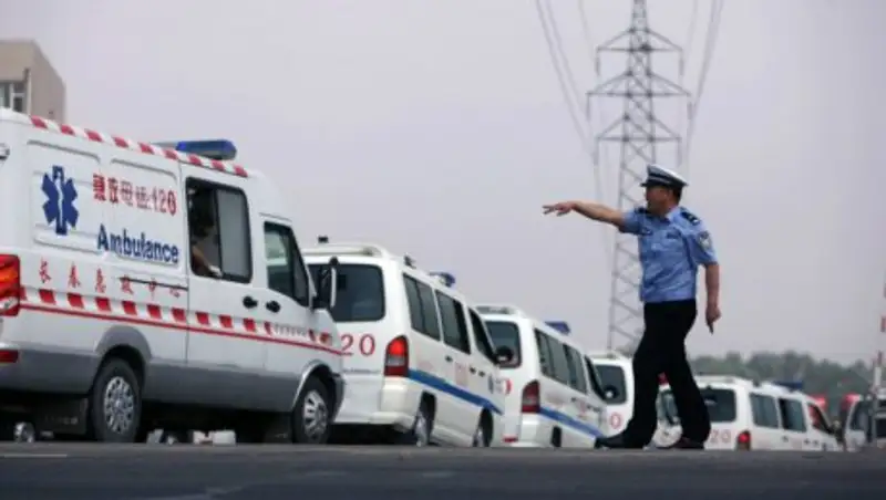 Поезд сошел с рельсов в Китае и снес дом