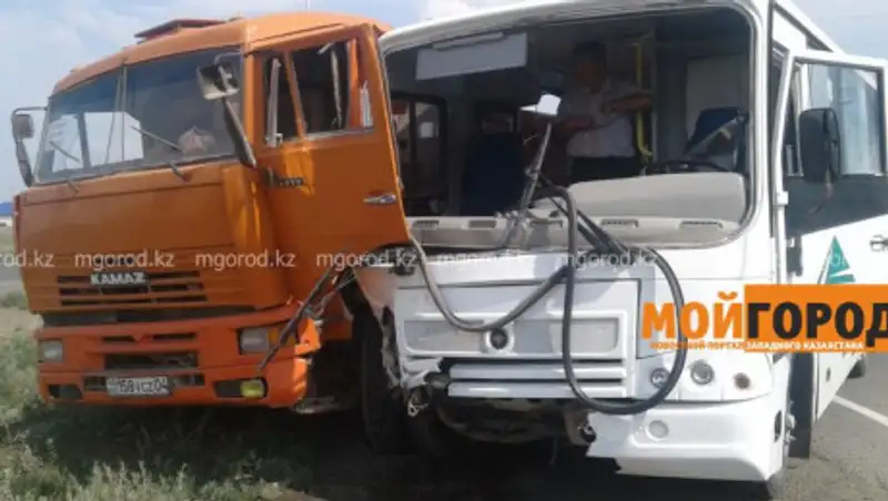 "КамАЗ" столкнулся с пассажирским автобусом в Актобе