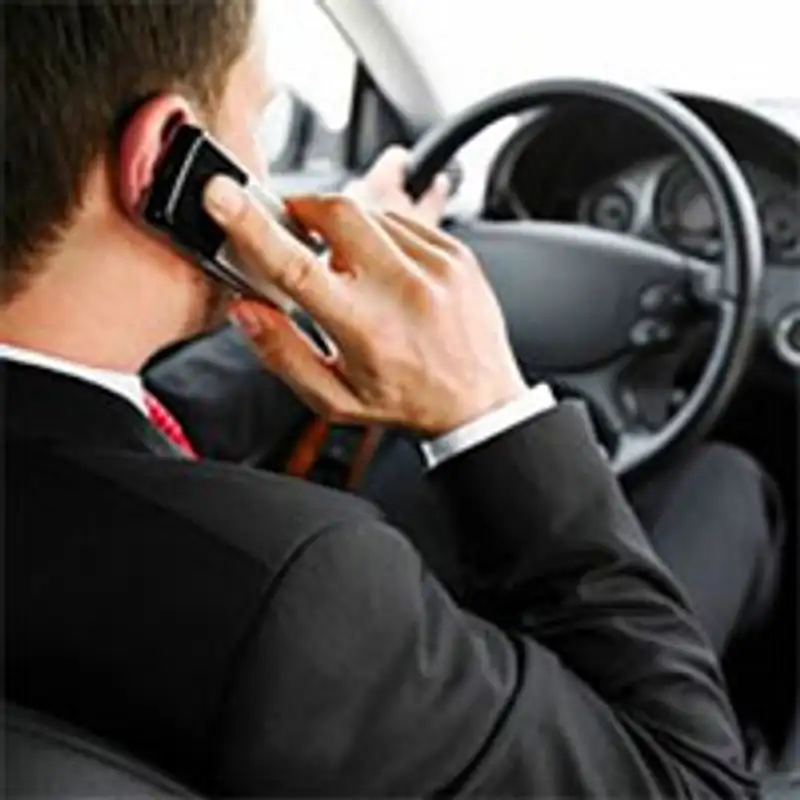 За разговоры за рулем по мобильному телефону будут лишать прав, фото - Новости Zakon.kz от 19.06.2013 18:18