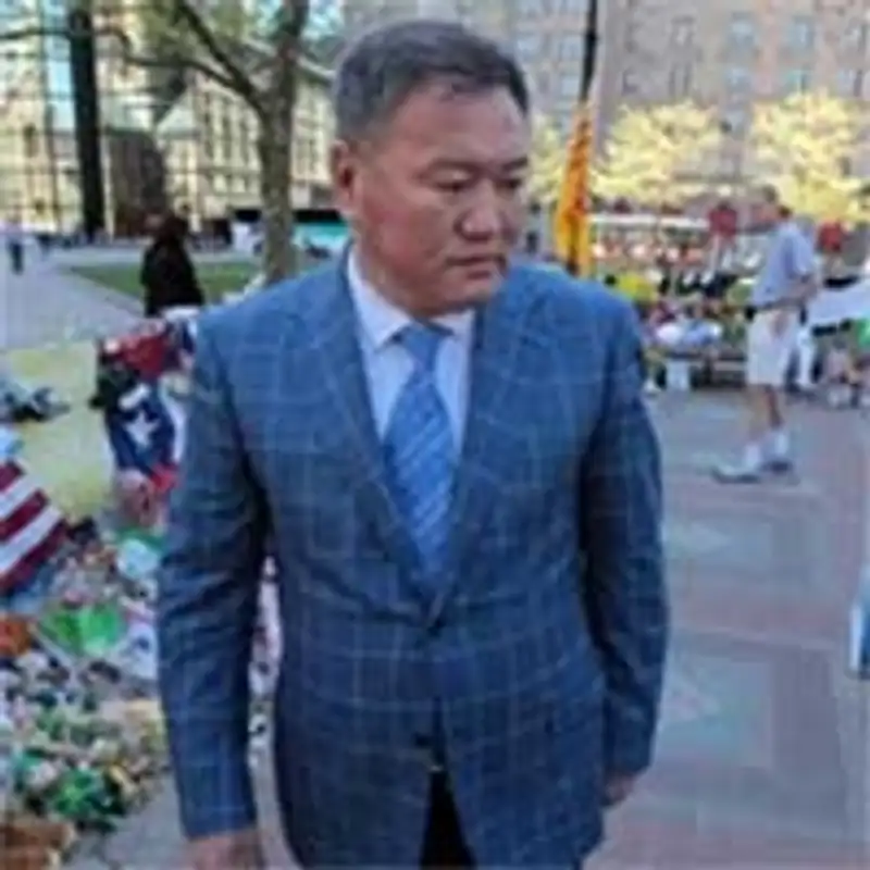 Отец казахстанского студента Азамата Тажаякова в ожидании очередных слушаний, фото - Новости Zakon.kz от 15.08.2013 16:47