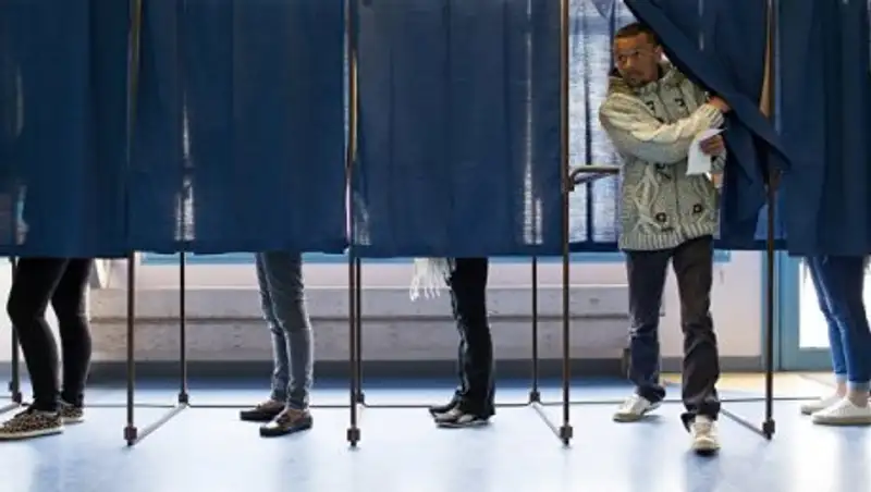 Exit-poll: Макрон и Ле Пен лидируют в первом туре выборов во Франции