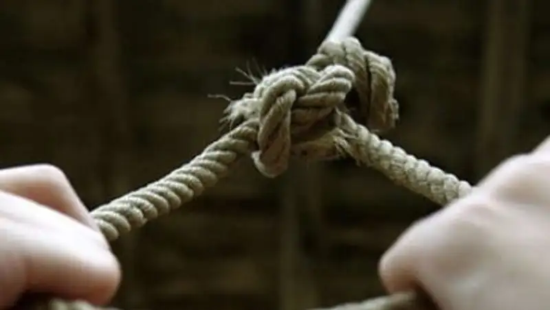 В ЮКО с переломанными руками и челюстью нашли повешенной мать двоих детей