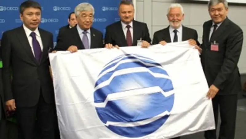 Казахстану вручили флаг Международного бюро выставок