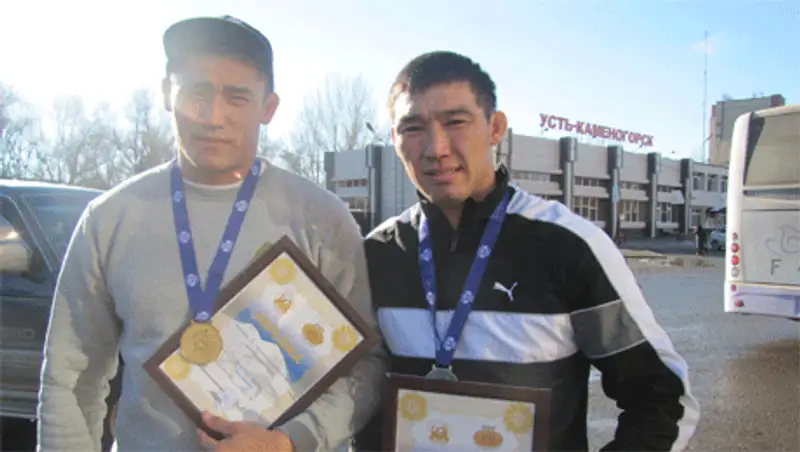 ДВД ВКО поздравляли Чемпиона Азии по рукопашному бою, фото - Новости Zakon.kz от 23.11.2013 00:14