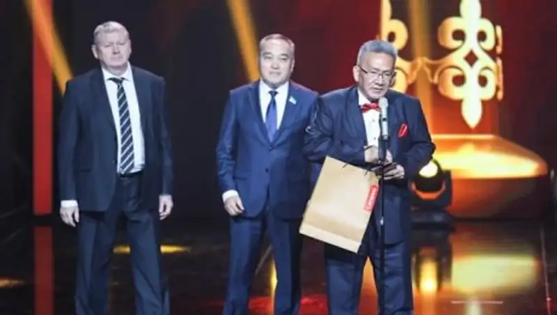 Заместитель акима Алматинской области поздравил с премией «Уркер» коллектив газеты Жетысу