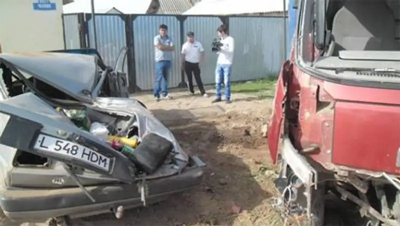 В Уральске грузовик с пивом превратил в лепешку легковой автомобиль