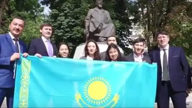 Посольство Казахстана в РФ поздравило москвичей с юбилейным Днем Города