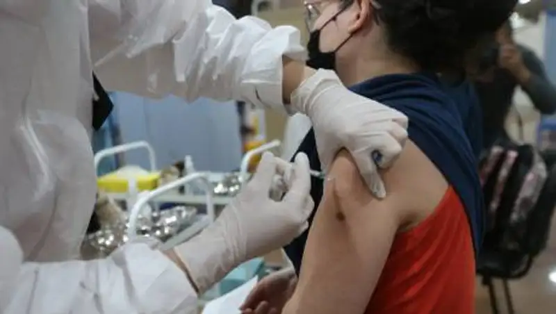 Непривитым запретили выходить из дома в Колумбии