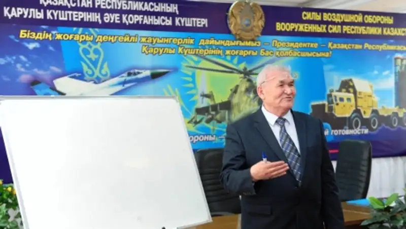 Казахстанские военные встретились с автором государственного герба