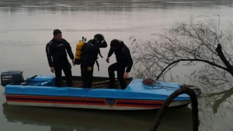 Рыбак утонул, еще один пострадал из-за взрыва бензобака в лодке в ЮКО