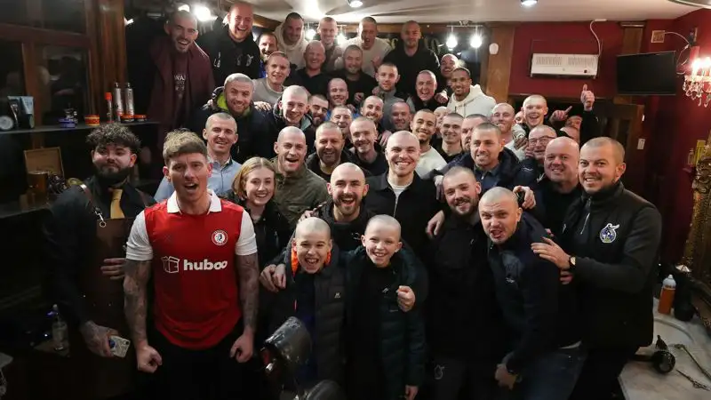 Все футболисты "Бристоль Роверс" постриглись налысо в честь своего одноклубника