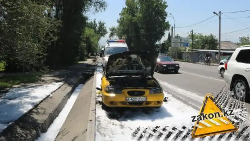 Hyundai Sonata на газе сгорела в Алматы