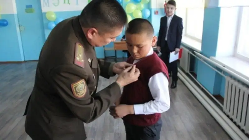 Школьник из ВКО получил награду за спасение детей из горящего дома