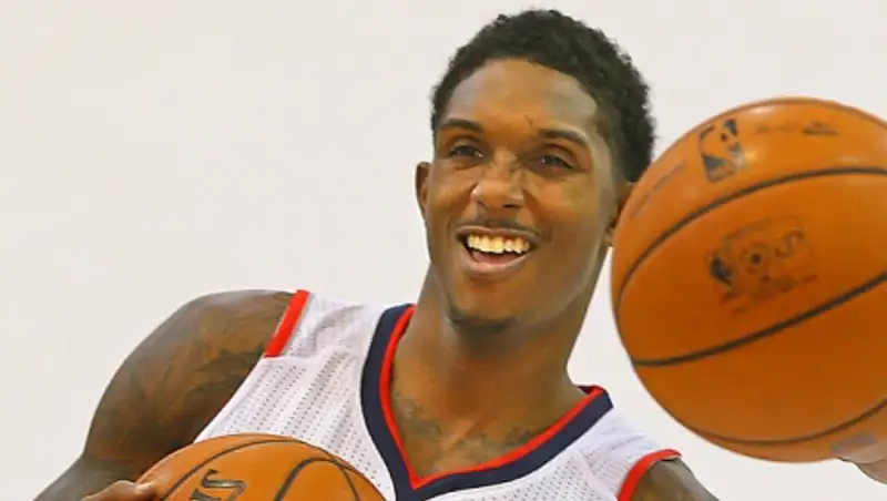 Игрок НБА официально ухаживает сразу за двумя женщинами