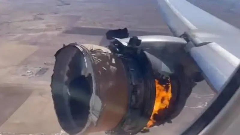 Падение частей двигателя Boeing 777 на дома: названа возможная причина