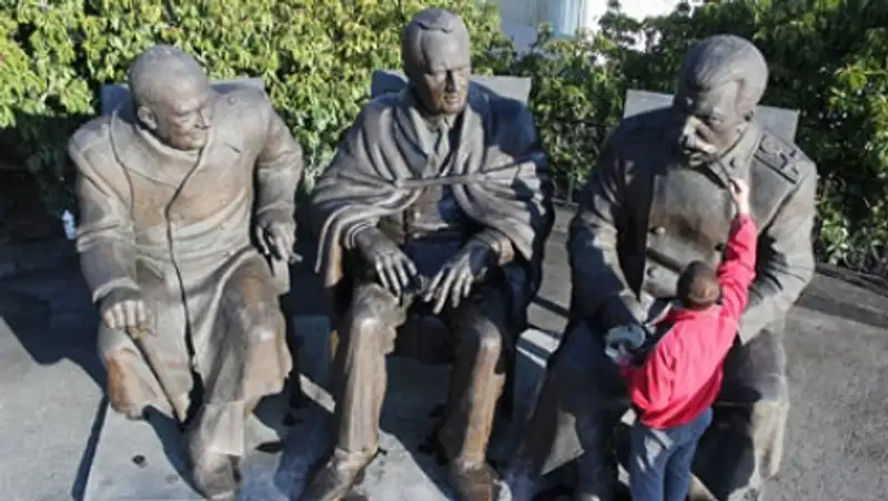 В Ялте открыли памятник Сталину, Рузвельту и Черчиллю