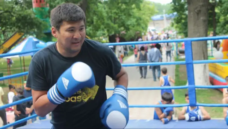 Чемпион Азии дал наставления участникам континентального первенства по боксу