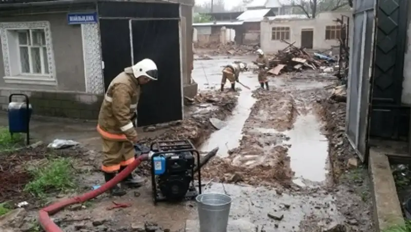 Проливные дожди подтапливают дома в Мангистауской области