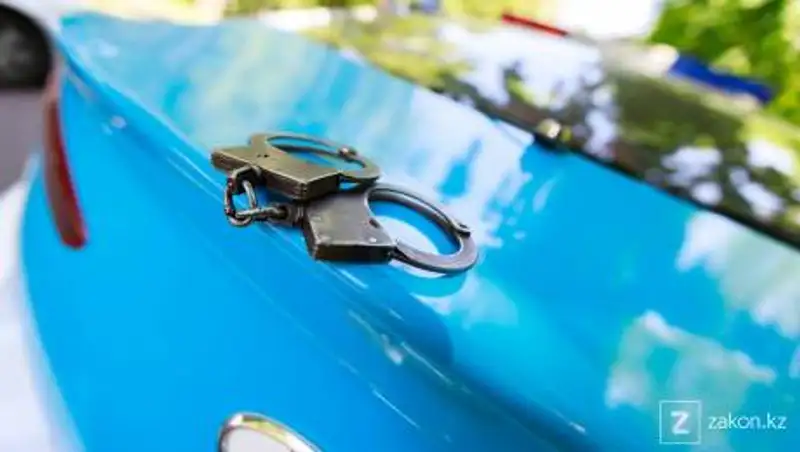 Задержание мужчины, продававшего паспорта вакцинации, попало на видео