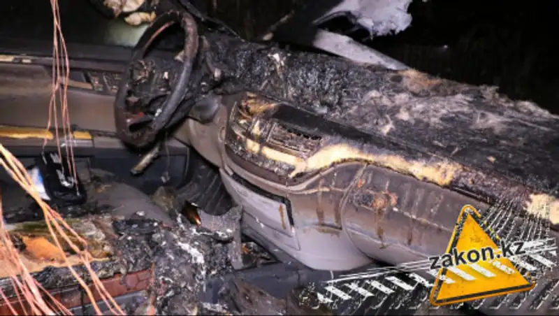 Mercedes сгорел в Алматы