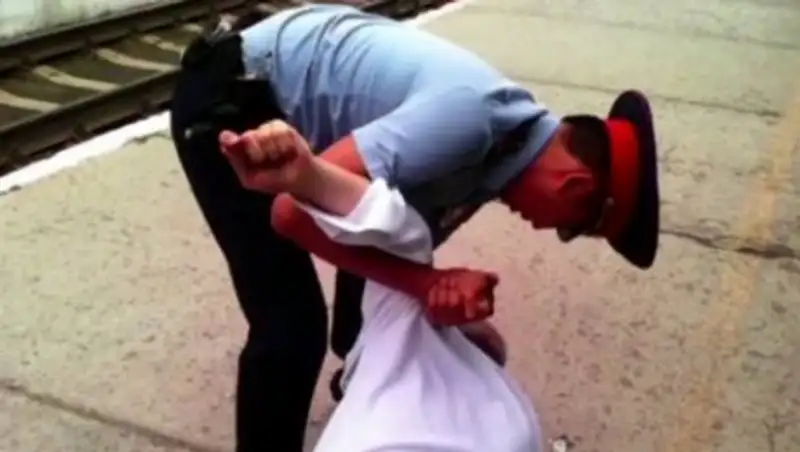 В Костанае полицейскому пришлось успокаивать буйного проводника