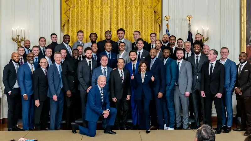 Байден встал на одно колено перед чемпионами НБА