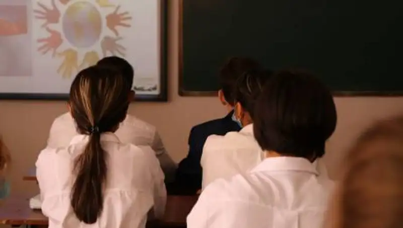 Учитель в Алматы ударил и оскорбил школьника