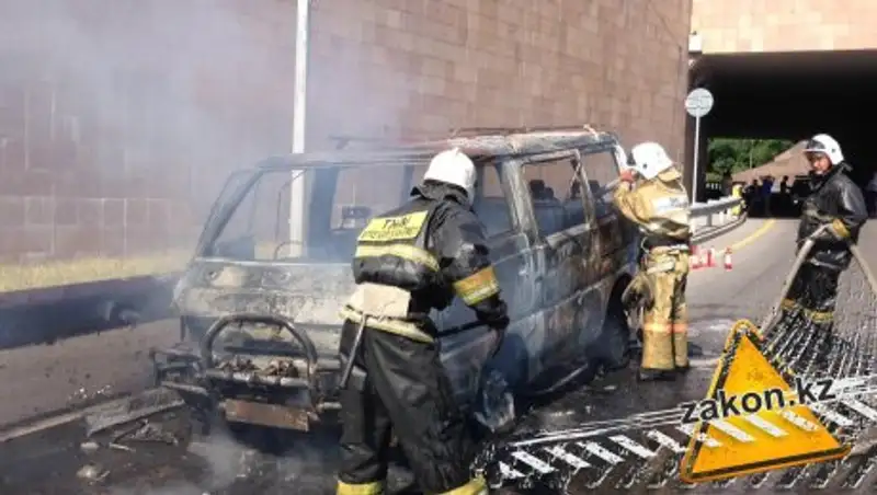 В Алматы на ходу загорелся автомобиль