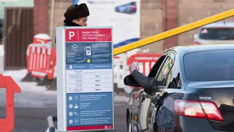 В Астане продлили время бесплатной парковки на вокзале и в аэропорту