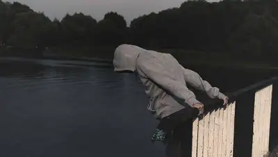 атырау, подросток, мост, прыжок, фото - Новости Zakon.kz от 13.12.2021 11:18