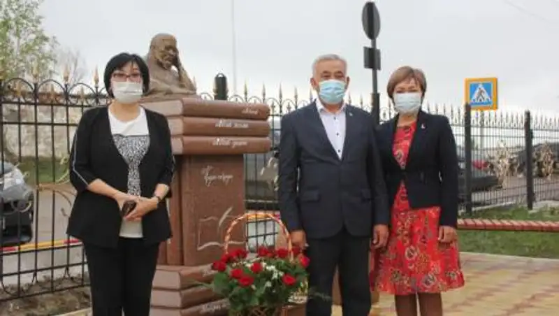 В Кокшетау возложили цветы к архитектурной композиции "Абай алаңы"