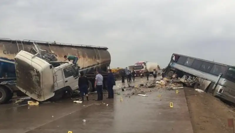 Автобус столкнулся с цементовозом на трассе Астана-Караганда