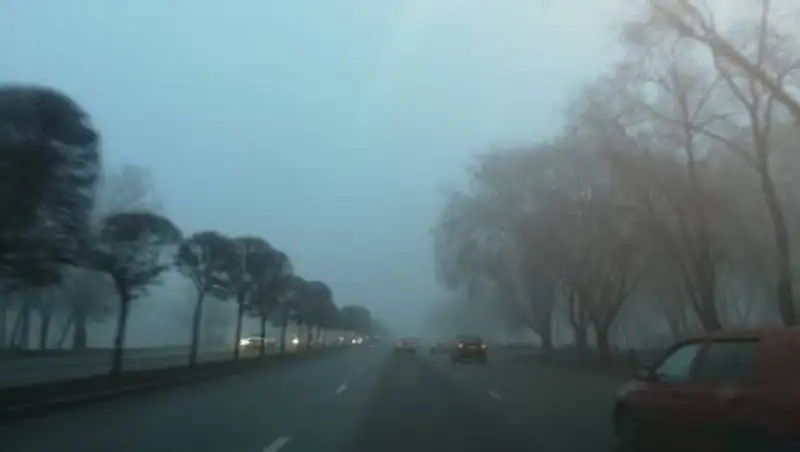 Густой туман накрыл Алматы и окрестности города