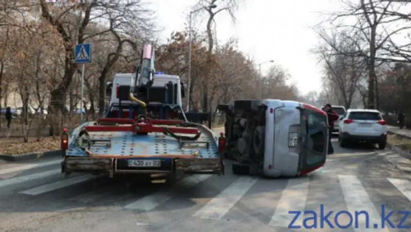 Перепутал газ и тормоз. Toyota опрокинулась в Алматы