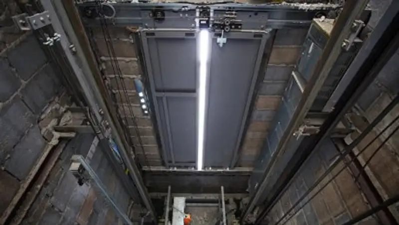 В Омске в офисном здании упал лифт с пассажирами