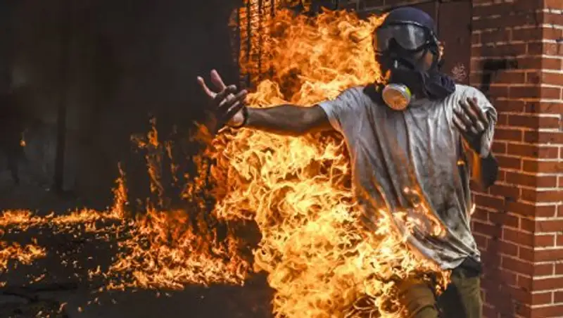 Протестующие разрушили памятник экс-президенту Венесуэлы Уго Чавесу