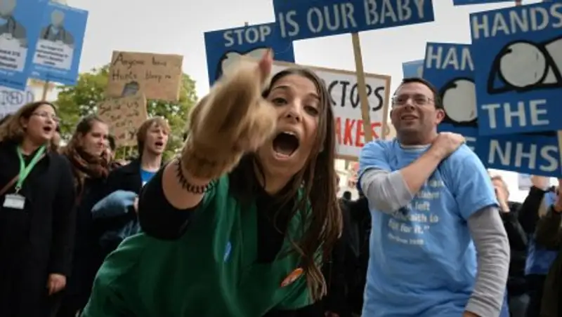 Британские младшие врачи объявили о проведении самой продолжительной забастовки
