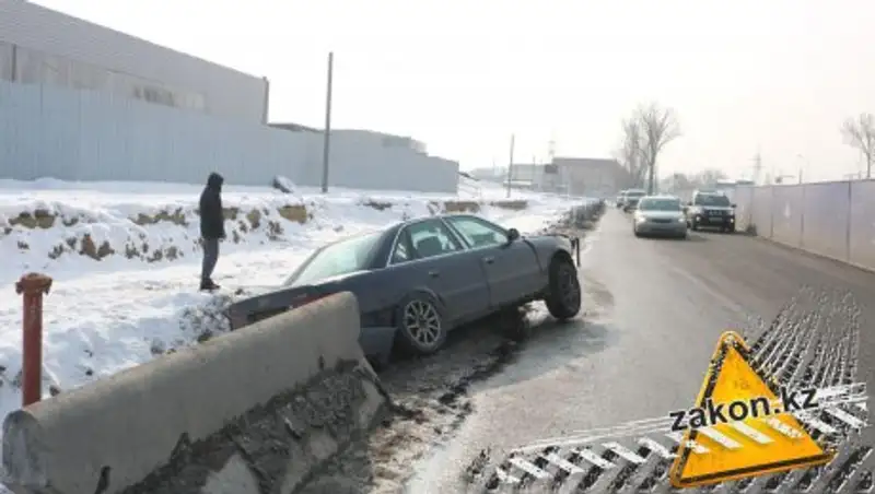 Audi снес бетонные ограждения на строящейся развязке в Алматы