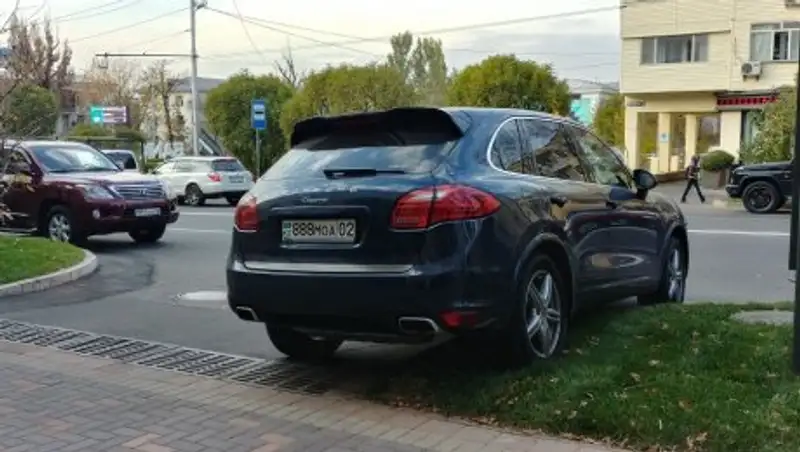 После поста в Facebook оштрафована владелица дорогого внедорожника