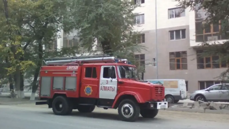 В Алматы во дворе новостроящегося жилого комплекса произошел пожар