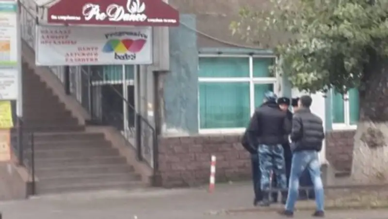 Нападение на банк в Алматы: жизни охранника ничто не угрожает