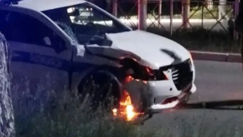 В Капчагае мотоциклист погиб после столкновения с полицейским авто