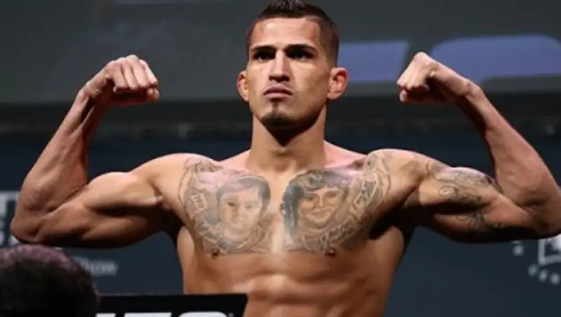 Энтони Петтис сломал руку в бою с Тони Фергюсоном