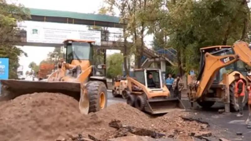 В Шымкенте на новой улице проваливается асфальт