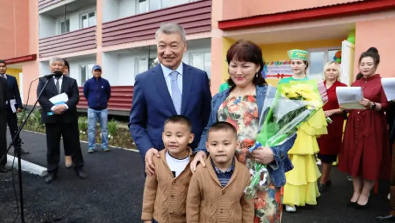 Многодетные семьи в районе Алтай ВКО получили ключи от новых квартир