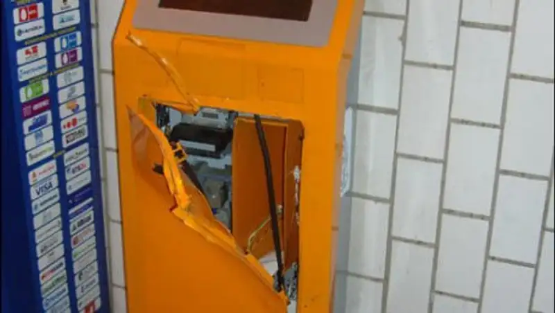 Двое жителей Жаркента взломали платежный терминал гвоздодером и украли 1,5 млн тенге