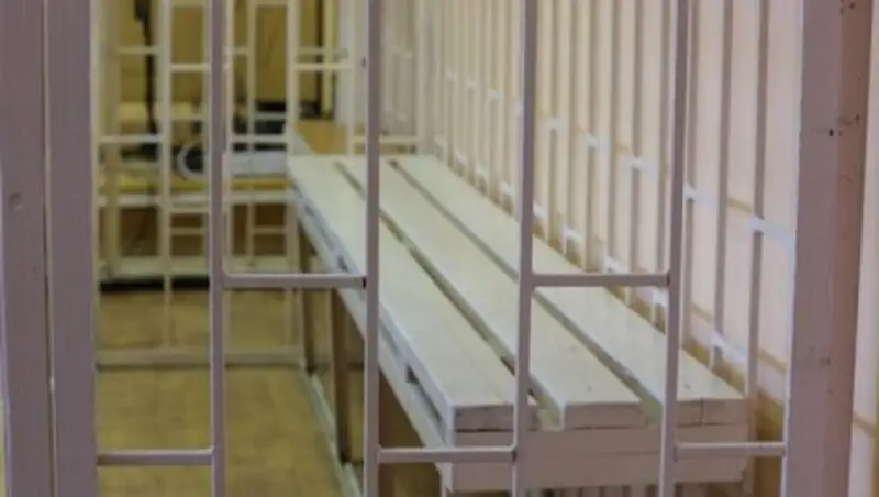 Осужденный за взятки айфонами экс-чиновник снова на скамье подсудимых в Алматы