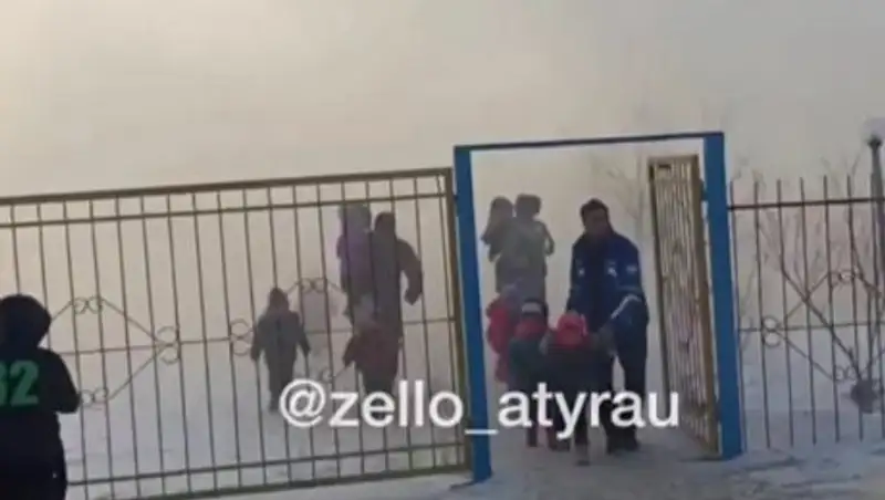 В Атырауской области эвакуировали детский сад из-за пожара на соседнем складе